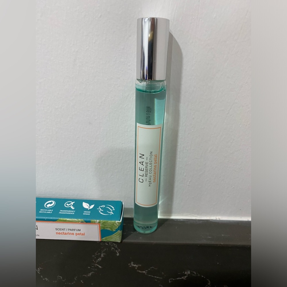 CLEAN RESERVE
H2Eau - Nectarine Petal Rollerball brand new unopened